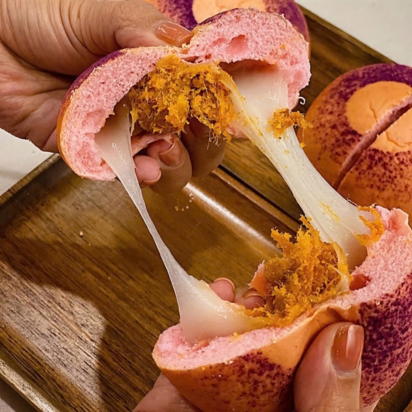 Bánh mì mochi trứng muối chà bông BNSG 90g