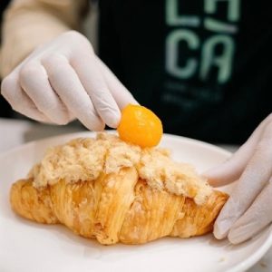 B&aacute;nh sừng b&ograve; trứng muối BNSG (90gram)