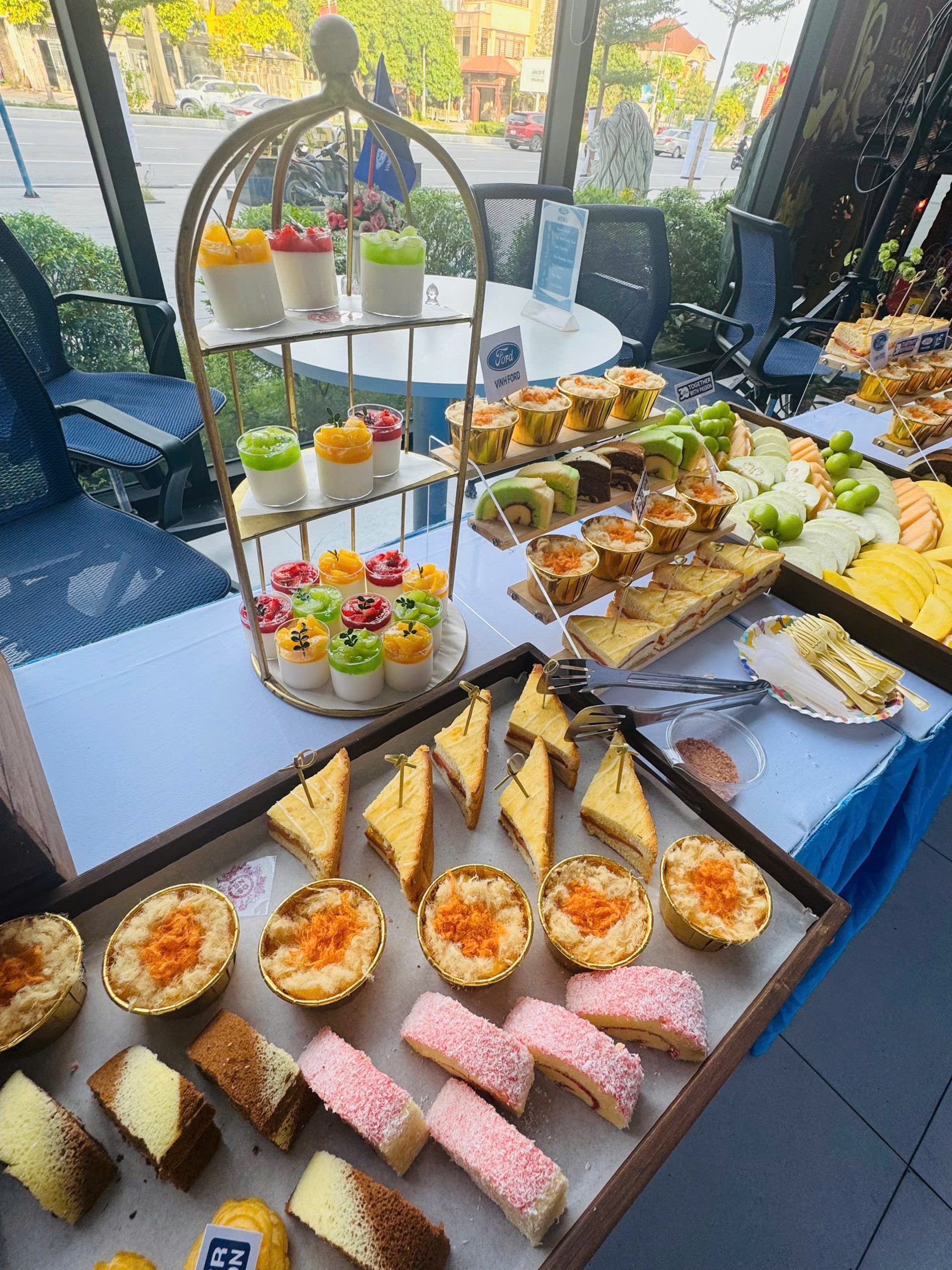 B&agrave;n tiệc teabreak được b&agrave;i tr&iacute; tại sảnh sự kiện doanh nghiệp ở TP Vinh, Nghệ An